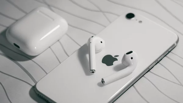 Apple AirPods 2nd Gen. with Lightning Charging Case - White